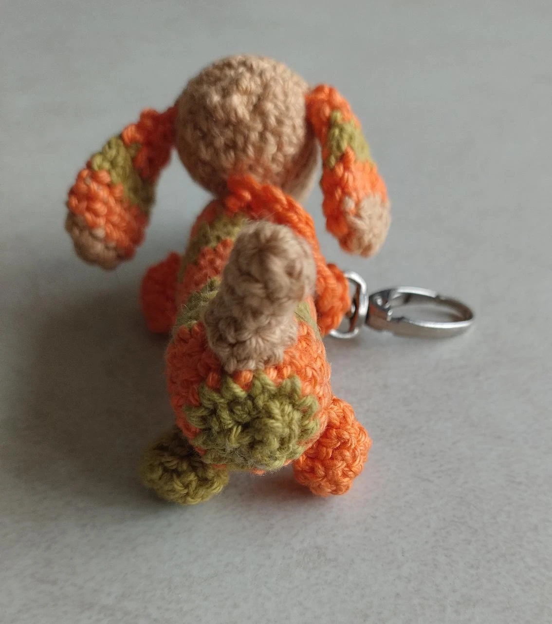 Colgante de llave hecho a mano con diseño de teckel, ganchillo, naranja verde – photo 4